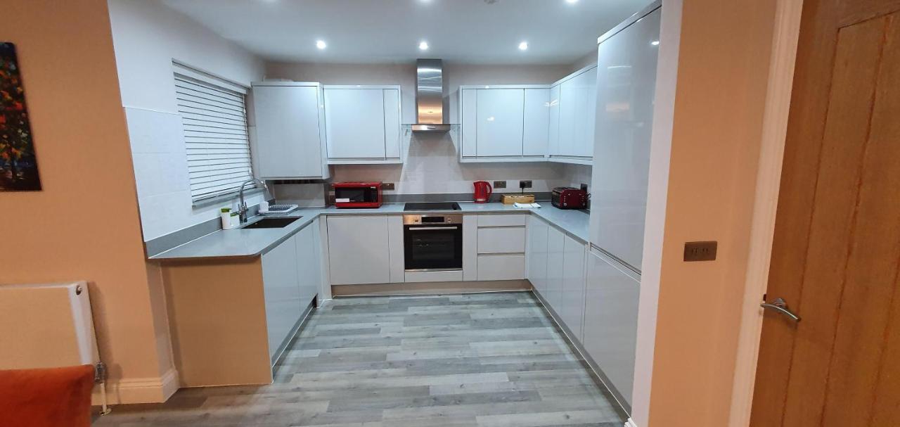 Garland Modern Spacious Apartment, Brentwood 1 Экстерьер фото